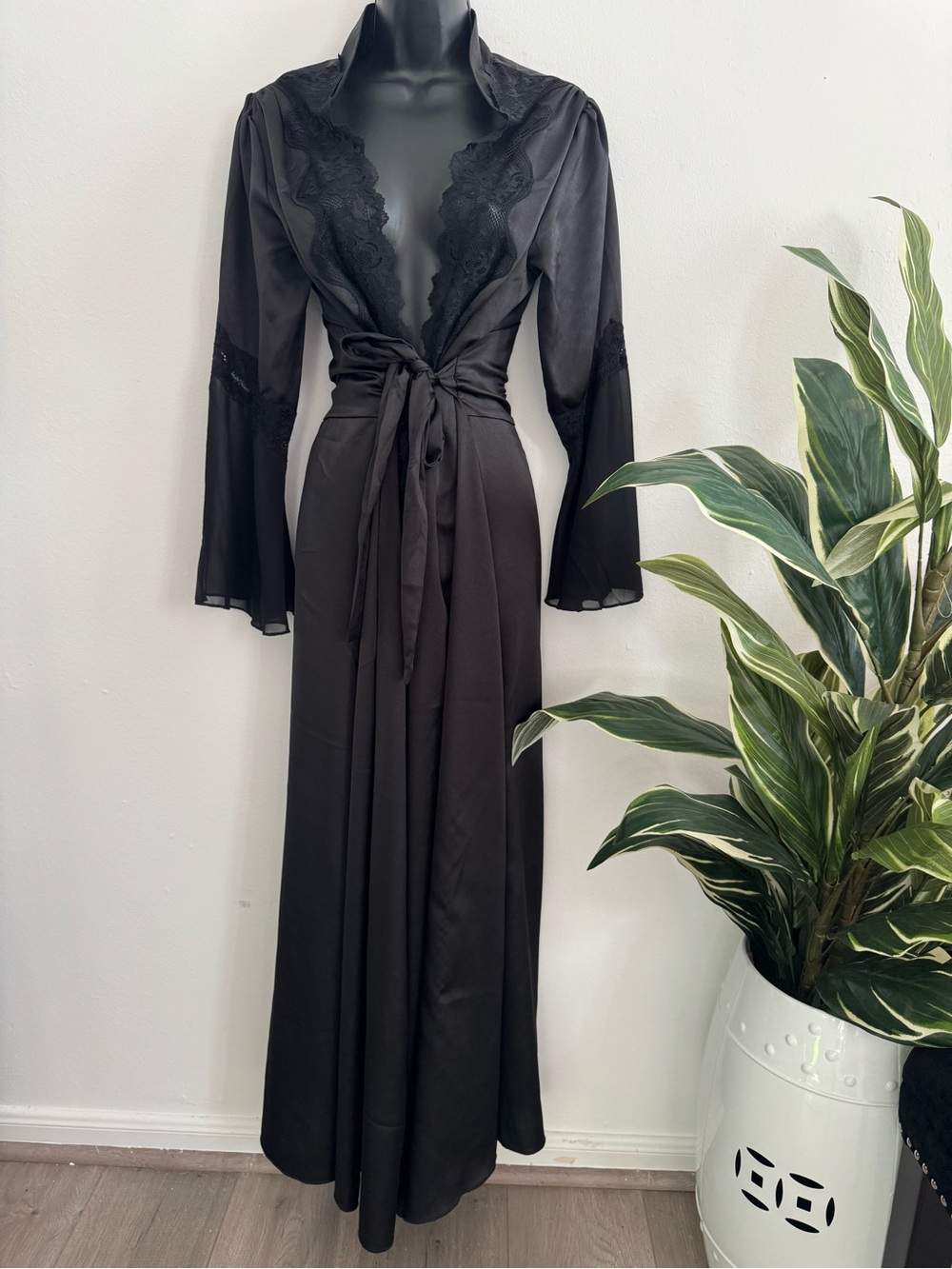 NWT Black Satin Lace Flutter Sleeve Long Robe Boudoir Bridal Dressing Gowns